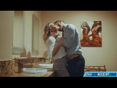 ❤️ Wakati blonde mwenye busty anakutongoza kwenye choo cha umma Pono ya kujitengenezea nyumbani ❌️❤